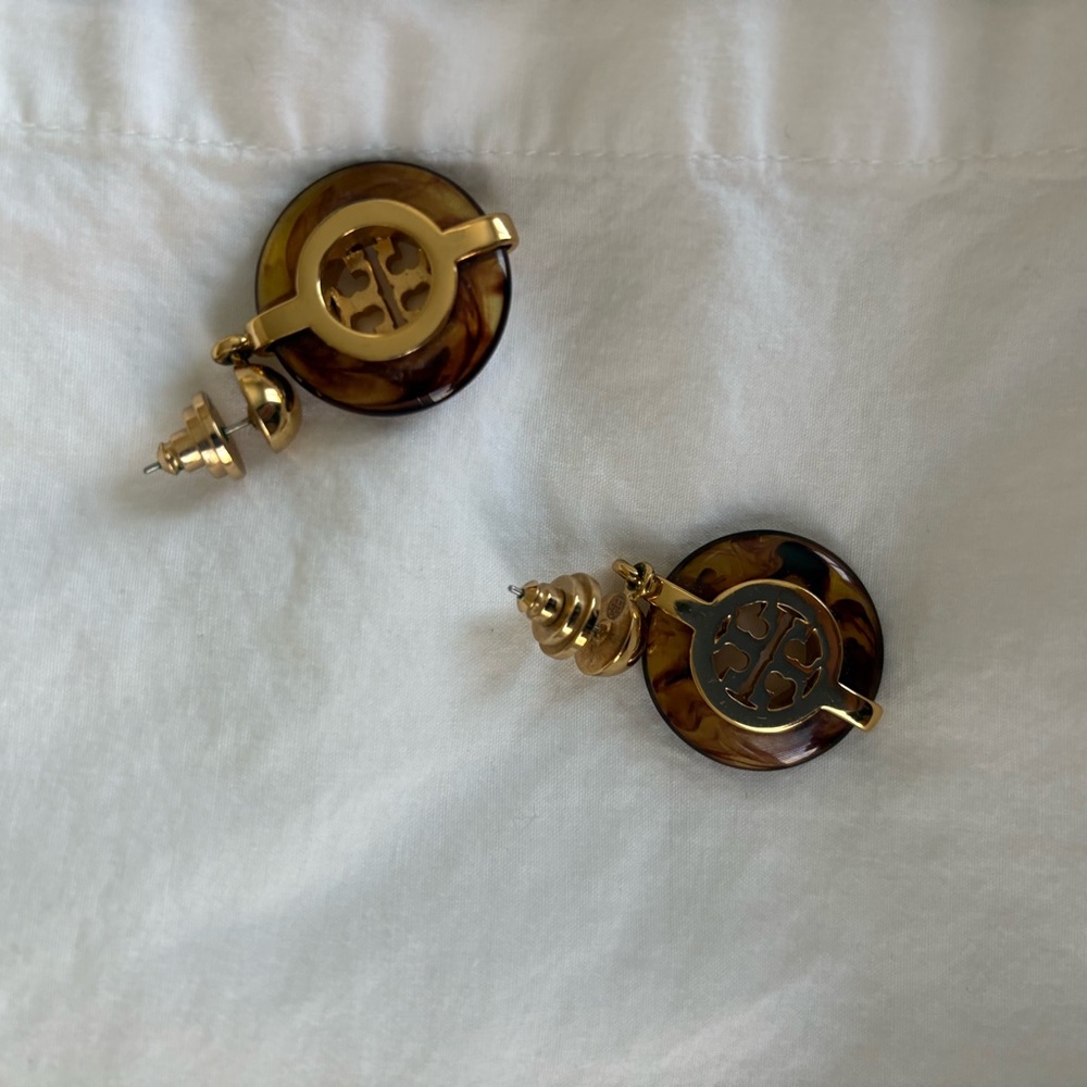 Tory Burch tortoise and gold Logo Earrings - Picture 3 of 4